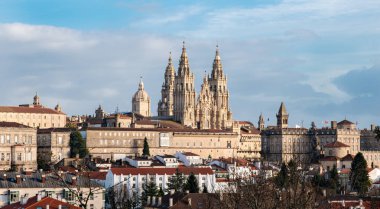 Santiago de Compostela panoramik görünümü ve yeni restore cephe ile şaşırtıcı Katedrali