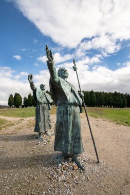 İspanya'nın Santiago de Compostela kentinde ki Monte do Gozo'daki katedrale bakan Hacıların Heykelleri. St. James yolu, hac