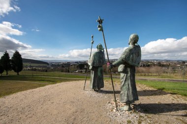 İspanya'nın Santiago de Compostela kentinde ki Monte do Gozo'daki katedrale bakan Hacıların Heykelleri. St. James yolu, hac