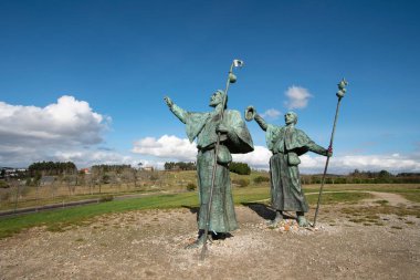 İspanya'nın Santiago de Compostela kentinde ki Monte do Gozo'daki katedrale bakan Hacıların Heykelleri. St. James yolu, hac