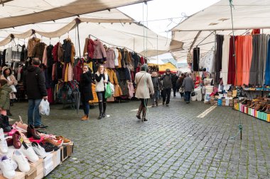 Yağmurlu günde Portekiz açık pazar günü