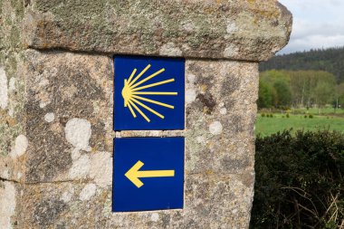 Taş duvarda Camino de Santiago fayans