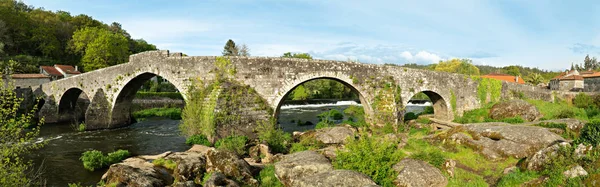 Panoramic view of Ponte Maceira and its old stone bridge — Stock Photo, Image