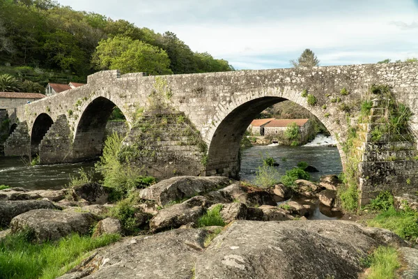 Ponte Maceira vista de su viejo puente de piedra —  Fotos de Stock