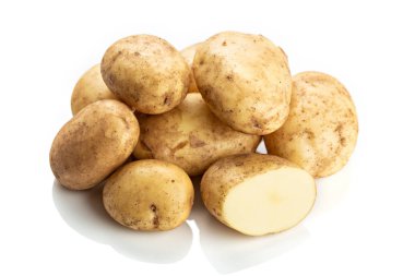 Taze yeni patates beyaz arka plan izole