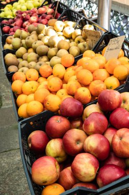 Çiftçi pazarında sandıklarda taze organik elma