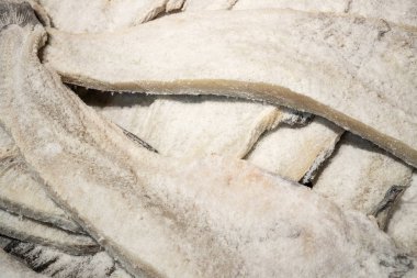 Çiftçi pazarında kurutulmuş tuzlu morina