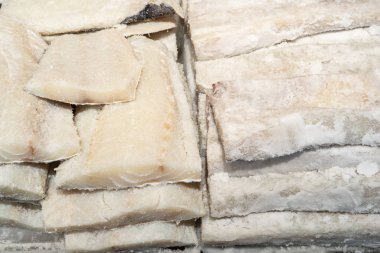 Çiftçi pazarında kurutulmuş tuzlu morina