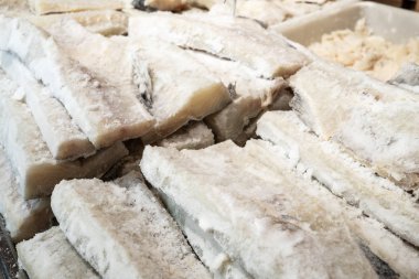 Çiftçi pazarında kurutulmuş tuzlu morina