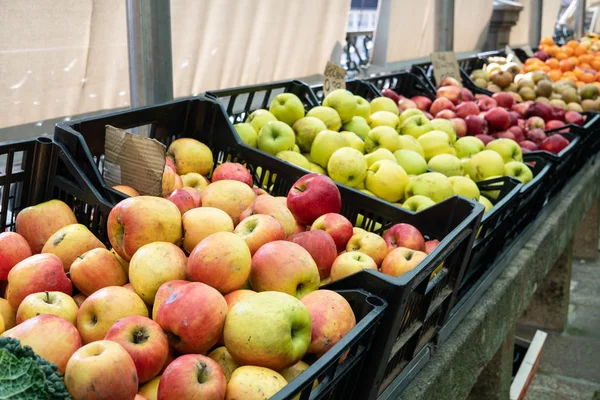 Çiftçi pazarında sandıklarda taze organik elma