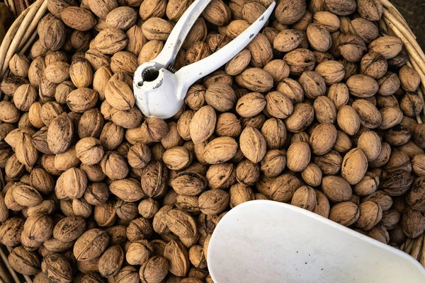 Basket with walnuts on a farmers market — Stock Photo, Image