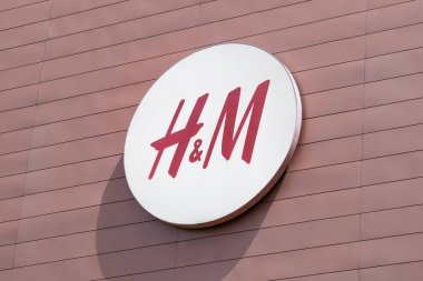 Alışveriş merkezinin ön cephesinde hm işareti. Moda tüketiciliği