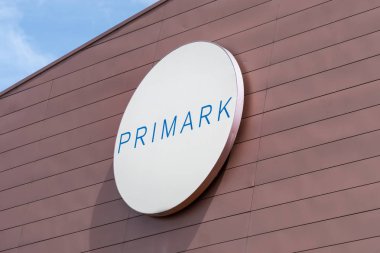 Alışveriş merkezi cephesinde Primark işareti. Moda tüketiciliği