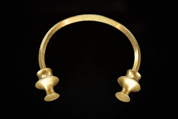 Torc dorado antiguo. Anillo de cuello rígido o pulsera de cultura celta — Foto de Stock