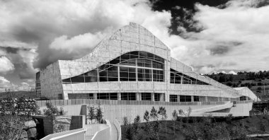 Ciudad de la Cultura binası. Siyah beyaz fotoğrafçılık