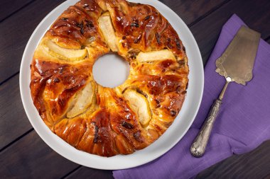 Tabak üzerinde fındık ile elma kek