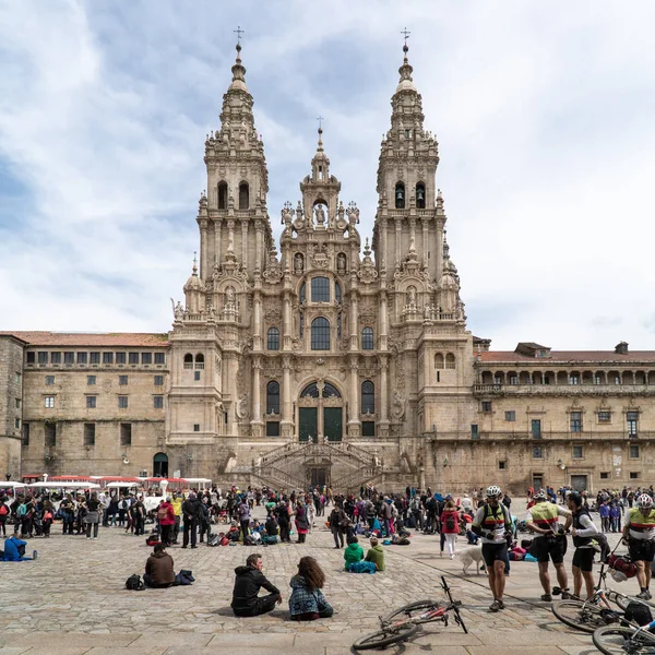 Собор Сантьяго-де-Компостела и множество туристов и паломников в путешествии — стоковое фото