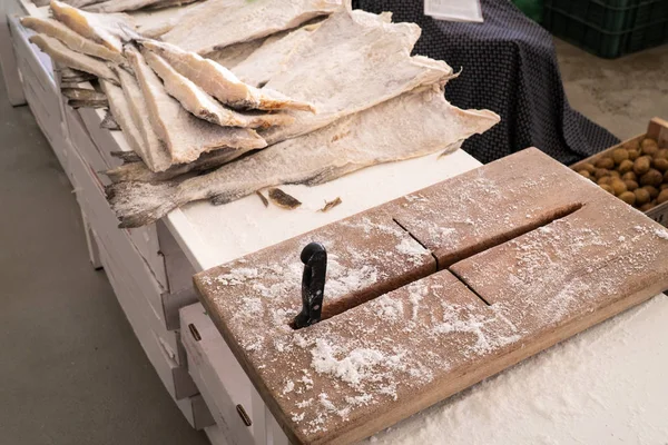 Bacalhau salgado seco no mercado dos agricultores — Fotografia de Stock