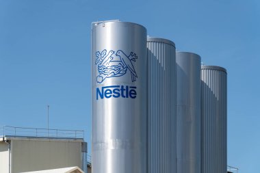 Pontecesures fabrikasının tankında Nestle logosu