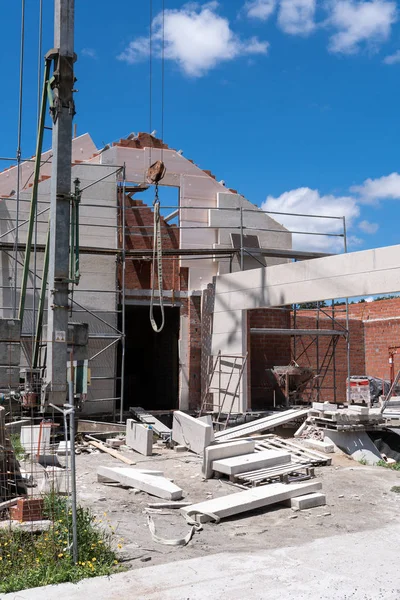 Site de construction d'une maison neuve avec façade en pierre — Photo