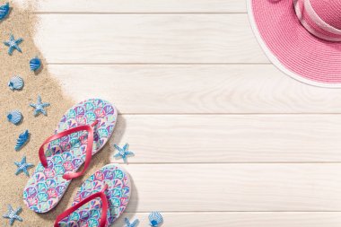 Yaz geçmişi. Plaj öğeleri ile Beyaz Ahşap arka plan. Kopyalama alanı