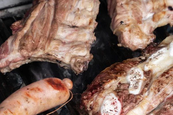 Barbacoa con costillas de cerdo a la parrilla, buey y salchicha criollo — Foto de Stock