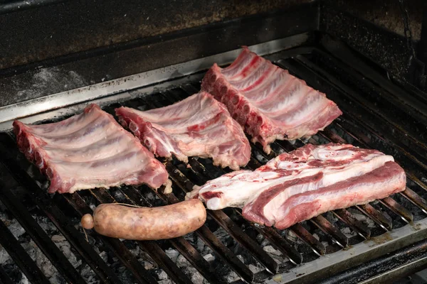 Churrasco com costeletas de porco fresco, carne bovina e salsicha criollo — Fotografia de Stock