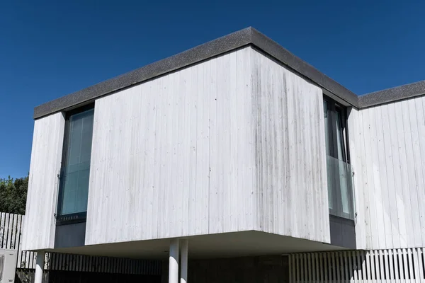 Maison moderne avec revêtement en bois — Photo