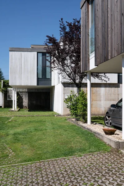 Maisons modernes avec revêtement en bois — Photo