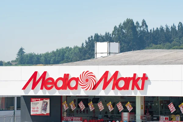 Santiago de Compotela, Spanyol; 11 Juli 2019: Media Markt sign on facade (dalam bahasa Inggris). Media Markt adalah jaringan toko multinasional Jerman yang menjual barang elektronik. — Stok Foto