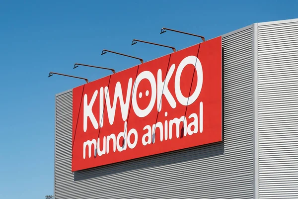 Santiago de Compotela, Spanyol; july 11 2019: Kiwoko sign on facade. Kiwoko adalah pengecer hewan peliharaan Spanyol — Stok Foto
