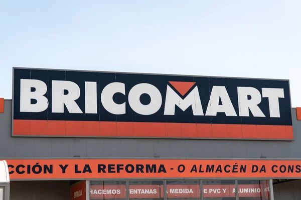 Santiago de Compotela, Spanyol; 11 Juli 2019: Tanda Bricomart di fasad toko. Bricomart adalah perusahaan multinasional Prancis yang mengkhususkan diri dalam penjualan barang-barang konstruksi dan reformasi — Stok Foto