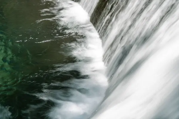 Detalhe de uma cachoeira de rio de floresta em primavera — Fotografia de Stock