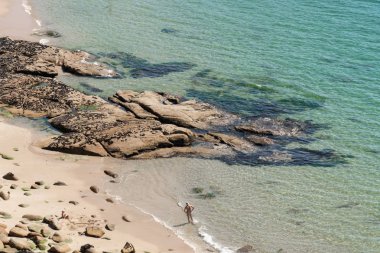 Galiçya sahil şeridinde güzel bir plaj yüksek açı görünümü