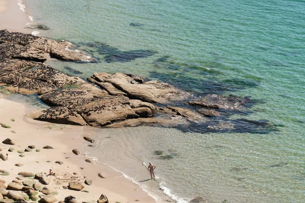 Vista de alto ângulo de uma bela praia na costa da Galiza — Fotografia de Stock