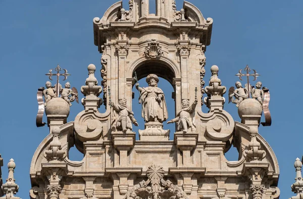 Statue of the Apostle Santiago on facade of Santiago de Compostela cathedral — Stock Photo, Image