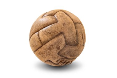 Beyaz arka planda izole edilmiş eski deri futbol topu
