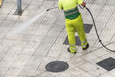 Yüksek basınçlı su jeti ile sokak kaldırım temizlik işçisi