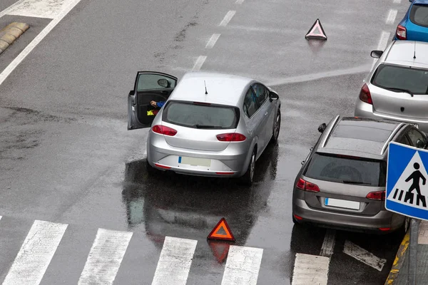 Scena rozbitego samochodu na ulicy miejskiej — Zdjęcie stockowe