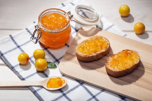 Pot of sweet jam, plum fruit and toasts — Stock Photo, Image