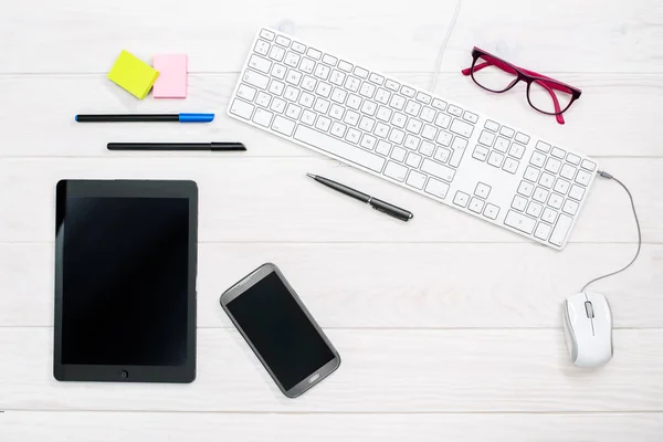Arbetsyta med tangentbord, smarttelefon, surfplatta och kontorsmateriel — Stockfoto
