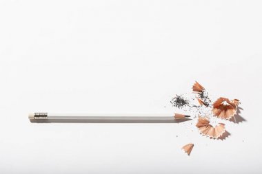 Beyaz arka plan üzerinde tıraş keskinleştirme ile Beyaz Kalem.