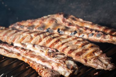 Izgara domuz kaburga ile Barbekü ızgara