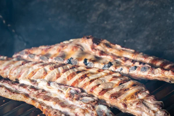 Parrilla de barbacoa con costillas de cerdo a la parrilla — Foto de Stock