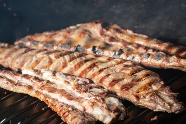 Гриль для барбекю со свиными рёбрами на гриле — стоковое фото