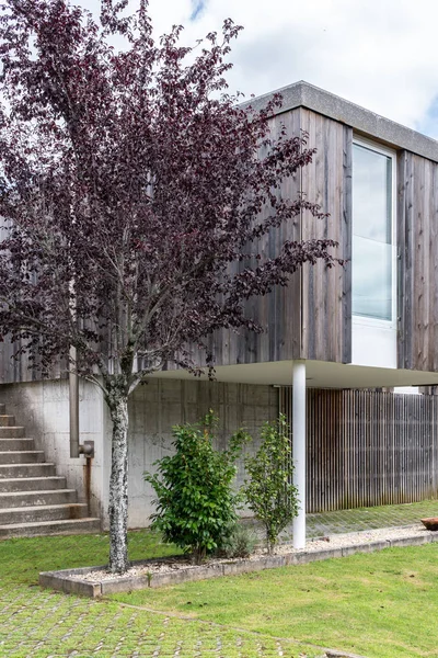 Maison moderne avec revêtement en bois — Photo