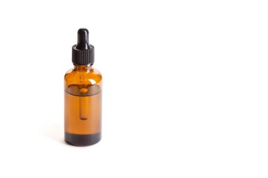 Beyaz arka plan üzerinde izole damlalıklı Amber Şişe