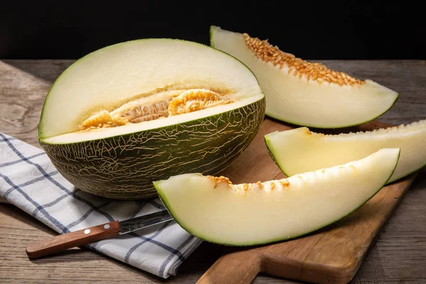 Melone fresco con fette sul tavolo di legno — Foto Stock