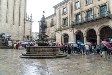 Hacılar ve turistler Santiago de Compostela Katedrali girmek için arka arkaya bekliyor