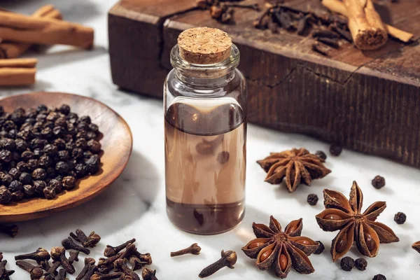 Nasiona aromatyczne olejku na szklanej butelce — Zdjęcie stockowe